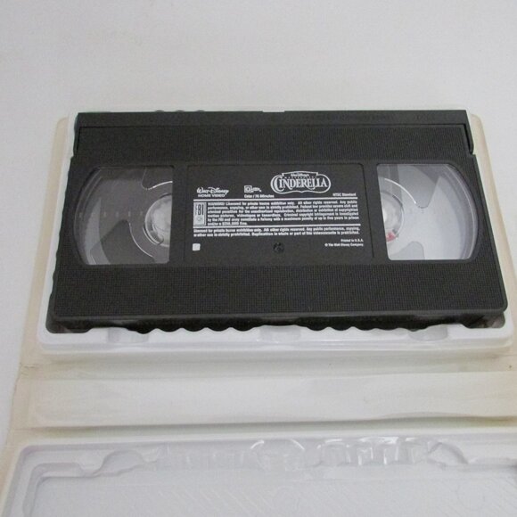 VHS Tapes - 4 Classic Disney movies - Picture 10 of 10